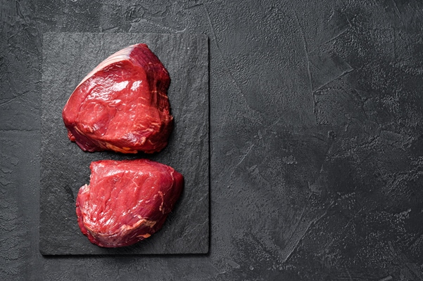 raw steaks fillet mignon prepared for cooking beef tenderloin black background top view space for - Правила выбора и приготовления мяса