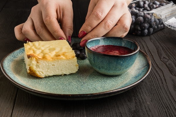 Запеканка манная с фруктами sweet curd pudding with berries on a plate - Запеканка манная с фруктами