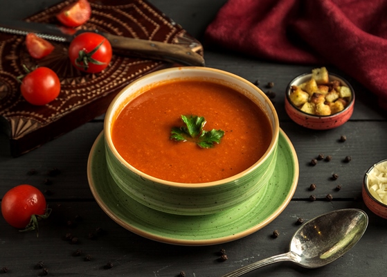 Томатный суп-пюре с молочным соусом tomato soup with green table - Томатный суп-пюре с молочным соусом