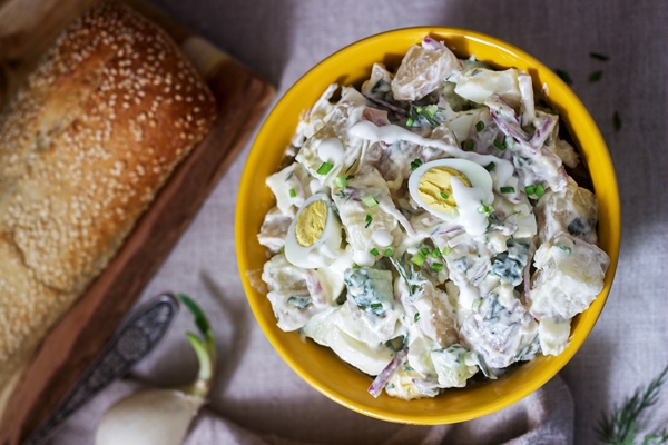 traditional american potato salad with egg and mayonnaise served with bread rustic style - Салат из картофеля и трески с хреном