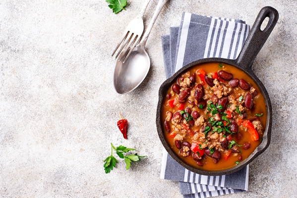 traditional mexican dish chili con carne - Баранина с фасолью