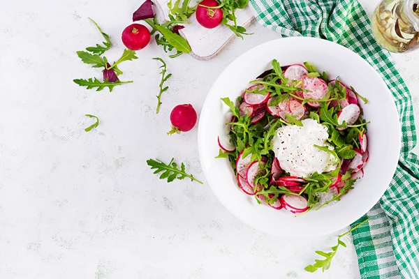 vegetarian vegetable salad of radish and arugula with sour cream - Салат из редиса со сметаной