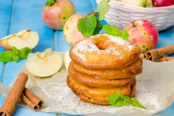 Яблоки в тесте по-монастырски apples fried in a batter with cinnamon and powdered sugar - Яблоки в тесте по-монастырски
