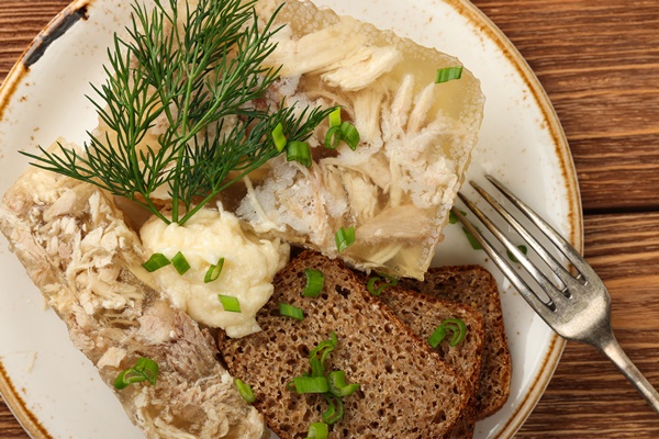 aspic or meat jelly portion with rye bread - Соус с хреном для отварного языка и мяса