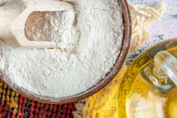 assortment of raw pasta in wooden basket with flour and oil - Соус с хреном для отварного языка и мяса