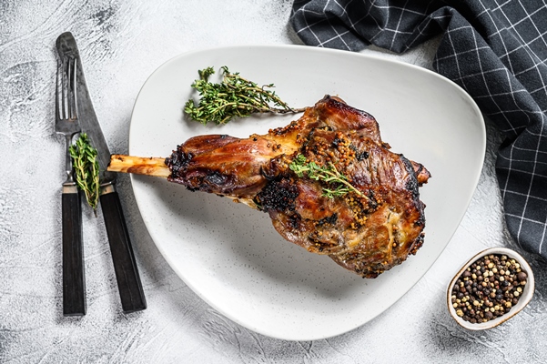 baked goat leg with herbs farm meat - Виды кулинарной обработки мяса в домашних условиях