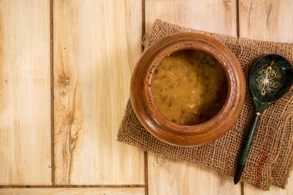 Монастырский фасолевый суп с орехами bean soup in a traditional pot on a wooden table view from above - Монастырский фасолевый суп с орехами