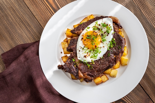 Бифштекс с яйцом beefsteak with fried egg - Бифштекс с яйцом