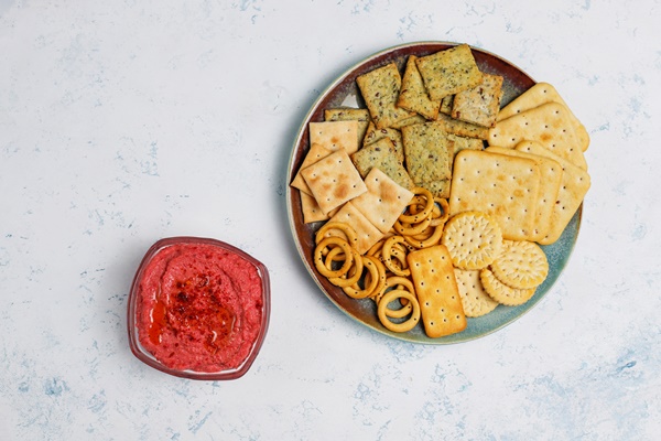 beetroot hummus on cutting board with salty cookies on light surface 1 - Свекольный хумус