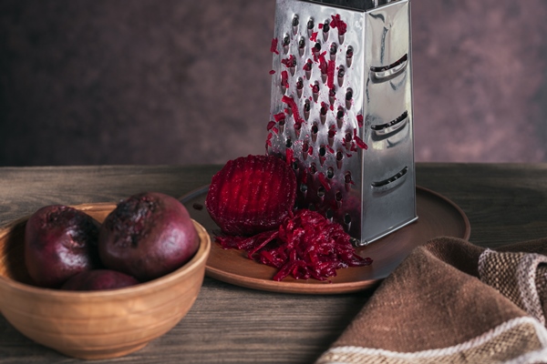 boiled beetroot on wooden cutting board - Свекольный хумус