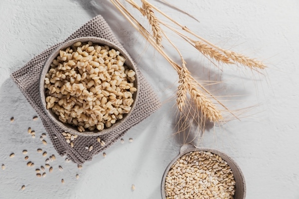 bowl of cooked peeled barley grains porridge - Монастырская кухня: ржаные пирожки с горохом, постный рассольник