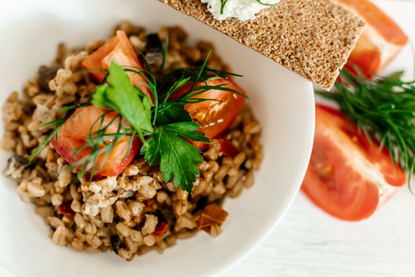 bulgur with fresh vegetables and herbs vegan food - Перловая каша с овощами