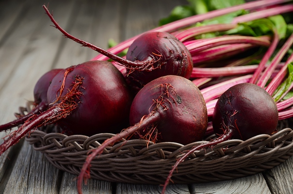 bunch of fresh organic beets on rustic wooden table - Разноцветные блинцы