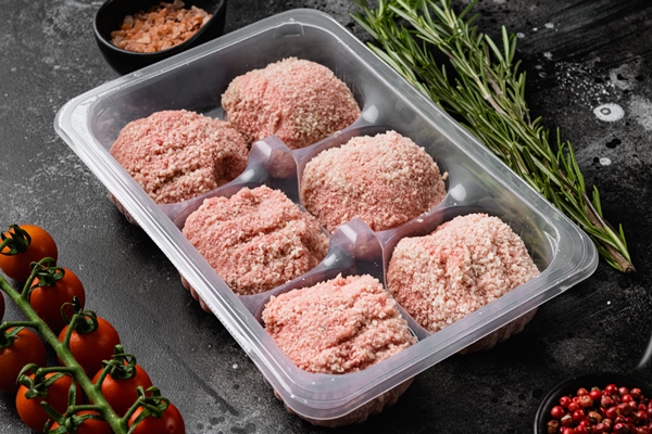 Правила приготовления блюд из рубленого мяса chicken burgers in retail container on black dark stone table background - Правила приготовления блюд из рубленого мяса