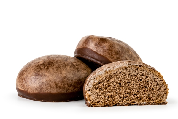 Постные шоколадные пряники по-монастырски chocolate gingerbread and half isolated - Постные шоколадные пряники по-монастырски