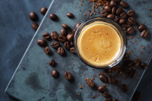 closeup of classic fresh espresso served on dark surface - Кофейный крем