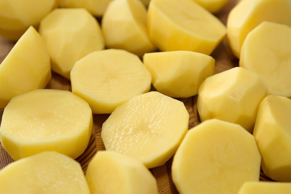 coarsely chopped potatoes for cooking on wood board close up - Обед по-монастырски на среду Великого поста