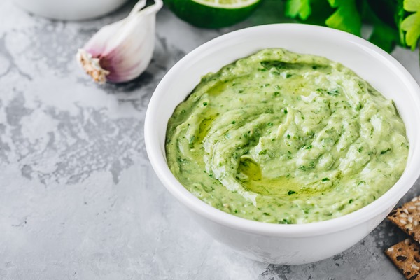 creamy avocado dip with cilantro and lime - Соус зелёный