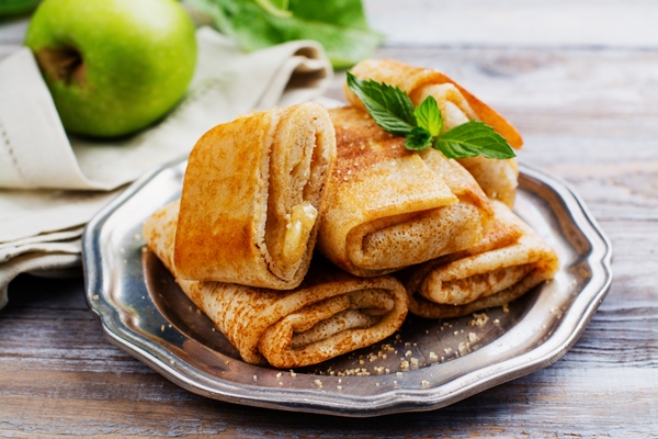 crepes stuffed with apples 1 - Блинчики с яблоками