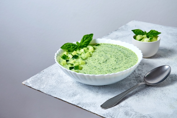 Суп постный из авокадо и огурцов без варки cucumber gazpacho cold summer soup with basil in white bowl on light background - Суп постный из авокадо и огурцов без варки