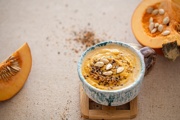 Овсянка с хурмой и тыквой без варки delicious composition with pumpkin soup in a beautiful ceramic dish seasonal food - Овсянка с хурмой и тыквой без варки