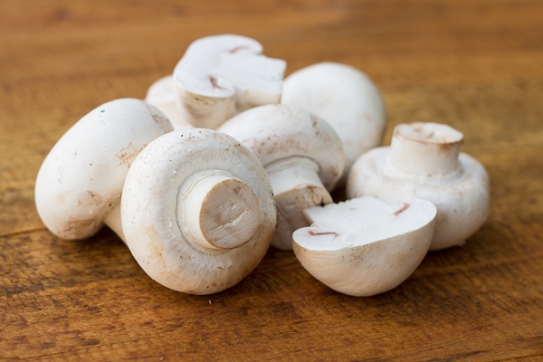 fresh mushrooms on wodden background - Монастырская кухня: суп-пюре морковно-тыквенный, овощи-гриль, салат из красной фасоли с грибами и сухарями