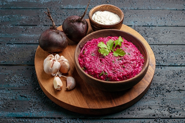 Монастырская кухня: чечевица со свёклой front view beet salad with sour cream and garlic on dark desk - Монастырская кухня: чечевица со свёклой