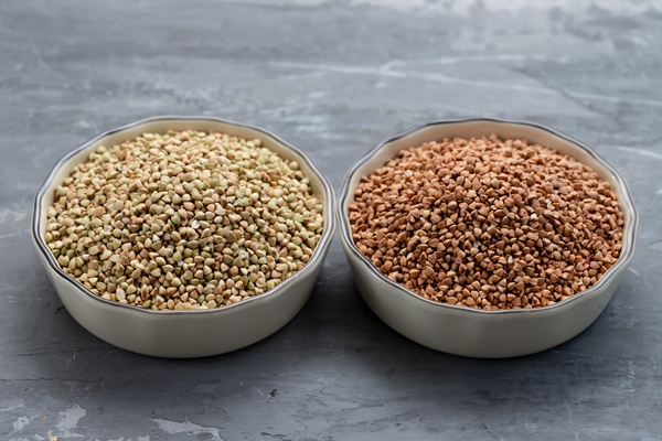 Как прорастить зелёную гречку для употребления в пищу green and brown buckwheat in bowl on ceramic background - Как прорастить зелёную гречку для употребления в пищу