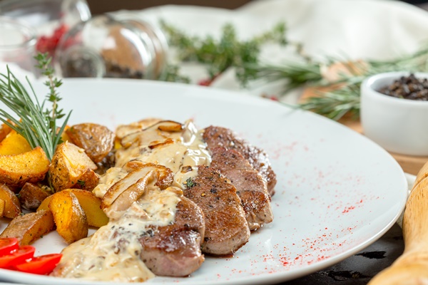 grilled steak with potato wedges - Мясо в сметане