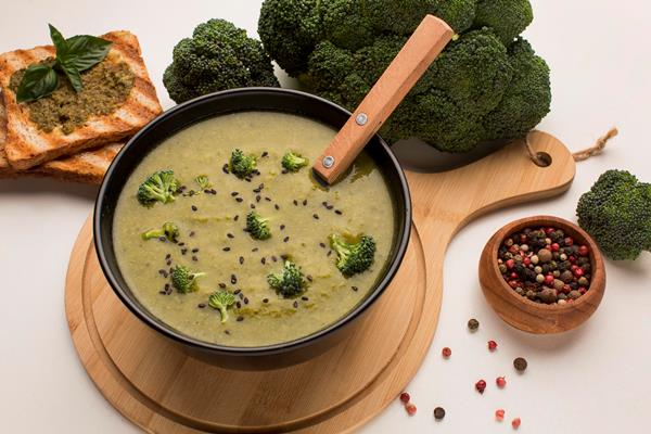 Овощной суп по-монастырски high angle of winter broccoli soup in bowl with spoon and toast - Овощной суп по-монастырски