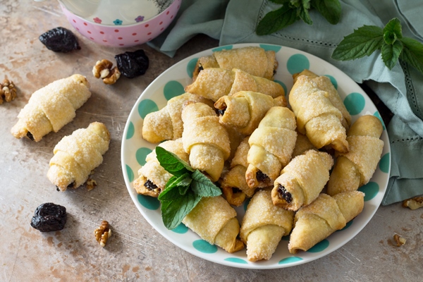 Монастырское пирожное с черносливом homemade cookies with dried prunes and walnuts on a plate on a table bagels - Монастырское пирожное с черносливом