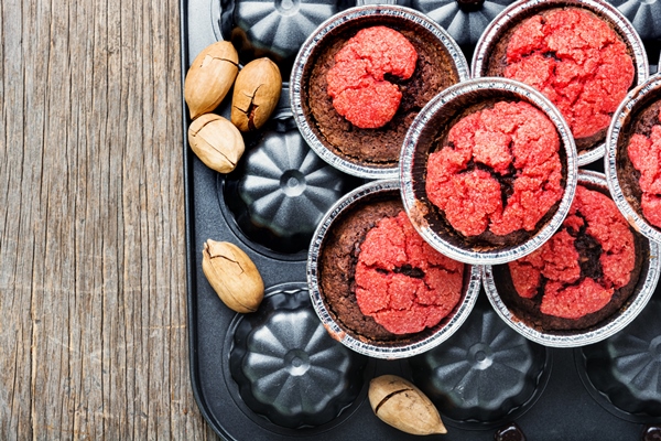 homemade muffins with nuts - Свекольный кекс
