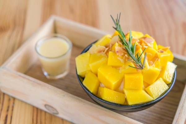 Гречнево-кокосовая каша без варки korean style fresh mango shaved ice on wood table - Гречнево-кокосовая каша без варки