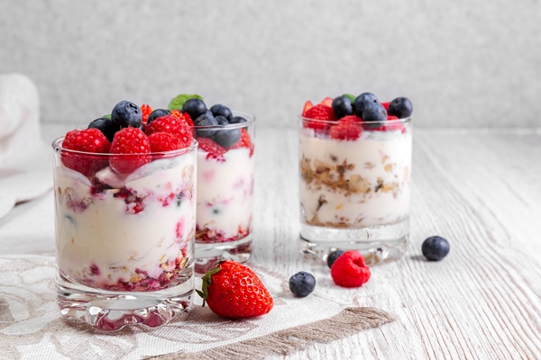 Каша на завтрак без варки muesli with yogurt and berries in a glass on a white background - Каша на завтрак без варки