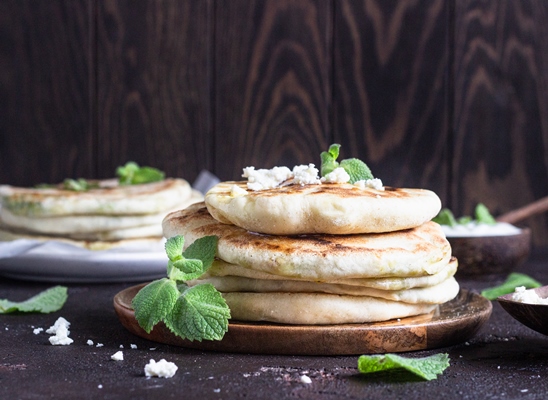 onion mint and cheese small flatbreads served on a wooden plate gozleme - Монастырская кухня: густой суп из чечевицы и тыквы, лепёшки с зеленым луком