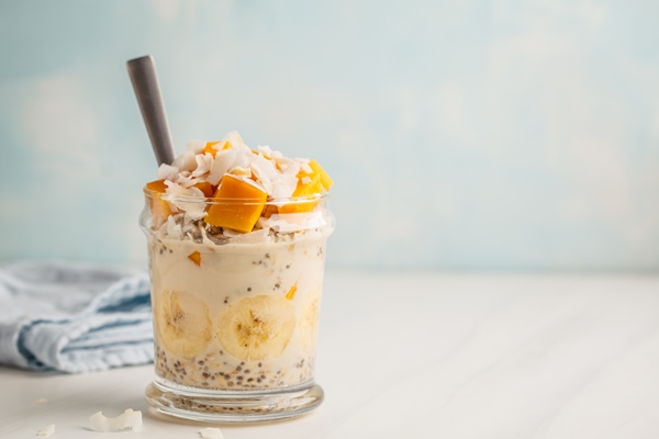 Овсянка с манго, бананом и чиа overnight oatmeal with mango coconut banana and chia seeds 1 - Овсянка с манго, бананом и чиа