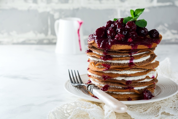 Блинный торт с заварным кремом pancake chocolate cake with cottage cheese filling and cherry sauce on a light surface - Блинный торт с заварным кремом