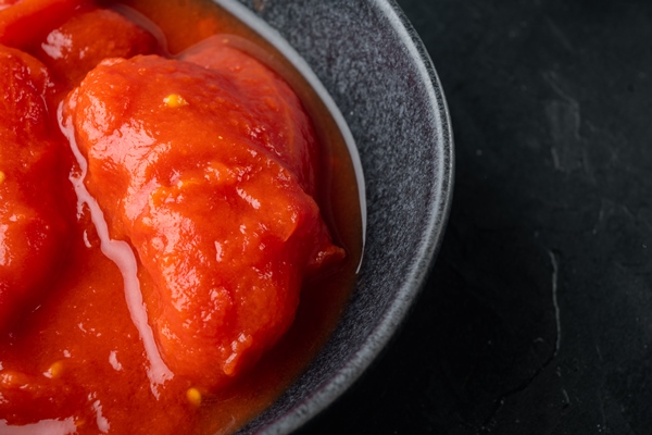 peeled tomatoes on black table - Монастырская кухня: рис с чечевицей, яблочный мусс