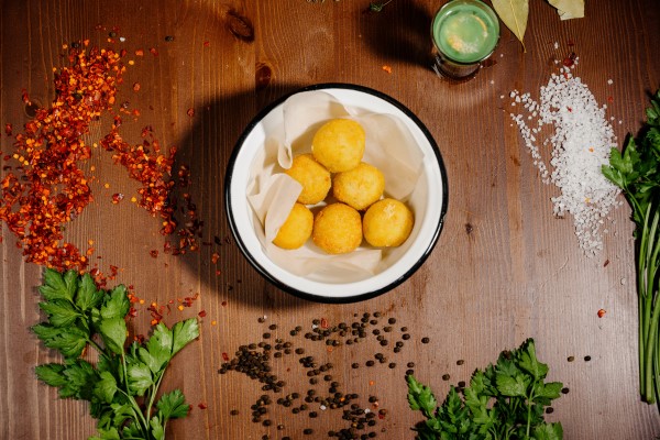 Грибы в мешочках из картофеля potato croquette balls with sauce on a plate - Грибы в мешочках из картофеля