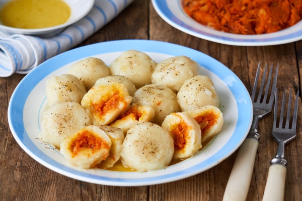 potato dumplings stuffed with carrots on a plate - Монастырская кухня: морковные клёцки