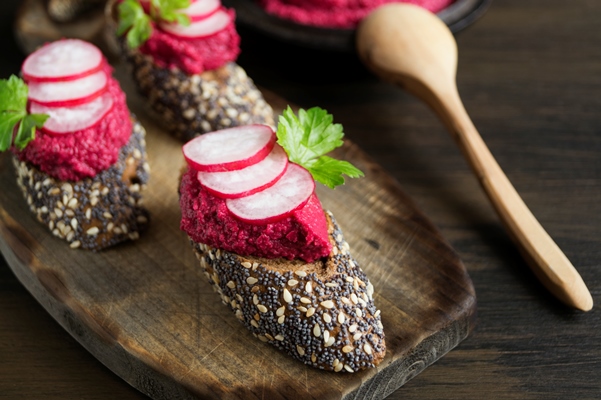 proper diet beetroot hummus with rye bread 1 - Свекольный хумус