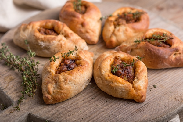 Монастырский грибной бульон с расстегаями rasstegai pie with fish filling traditional meal of russian cuisine - Монастырский грибной бульон с расстегаями
