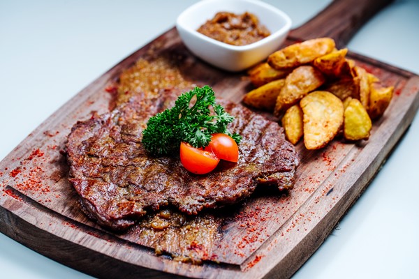 Вырезка отбивная с луком roasted meat chop with side fried potatoes 1 - Вырезка отбивная с луком
