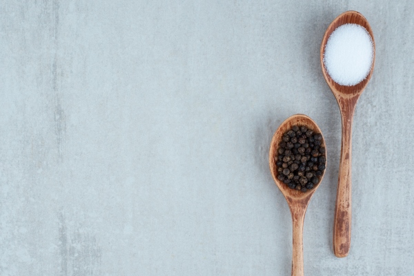 salt and pepper grains on wooden spoons - Лаваш с фасолью