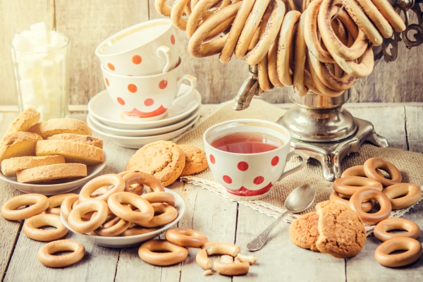 samovar and tea with bagels - Сушки с маком