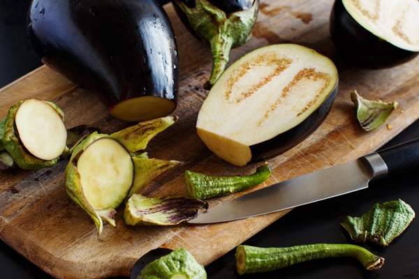 sliced eggplant on the kitchen wooden cutting board - Баклажаны, фаршированные грибами