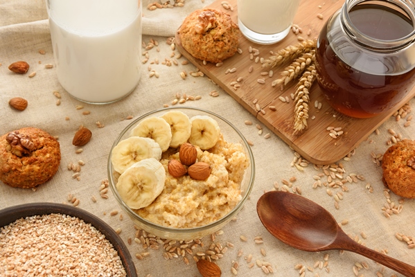 still life with spelt porridge with slices of banana and almonds in a glass bowl 1 - Каша из полбы без варки