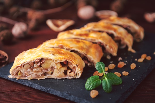 strudel with apples raisins and walnuts in rustic style on a dark background - Монастырская кухня: постный рулет с яблоком