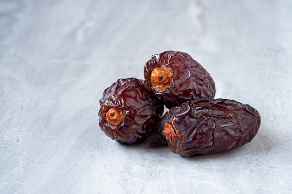 the large date fruits medjool on a marble floor - Луковый соус без варки