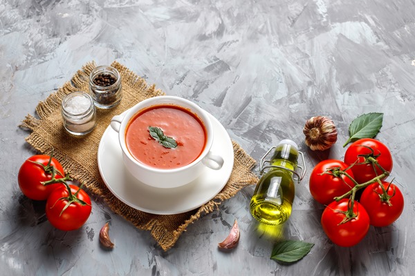 tomato soup with basil in a bowl - Соус луковый со сметаной для котлет